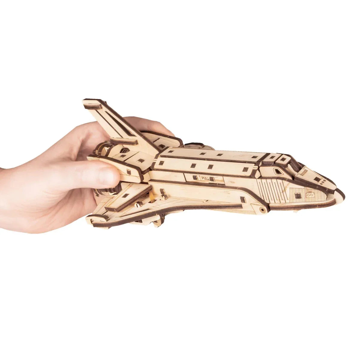 Hand hält ein Holzmodell eines Space Shuttles