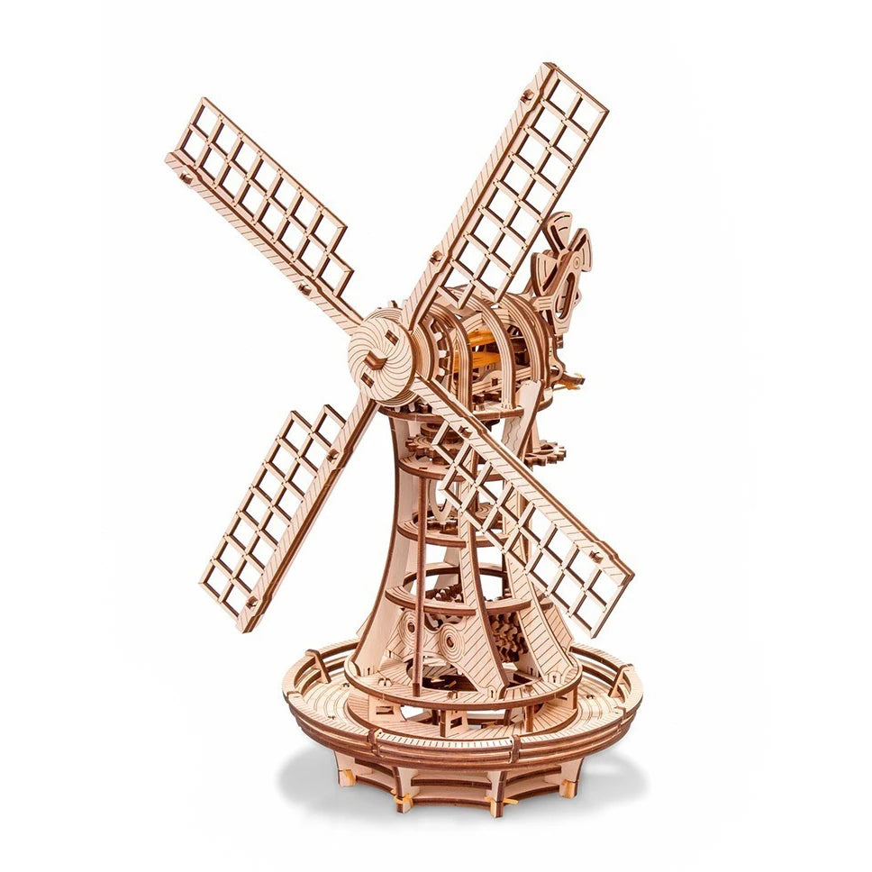 Hölzernes Windmühlenmodell mit vier Flügeln und detailliertem Getriebemechanismus
