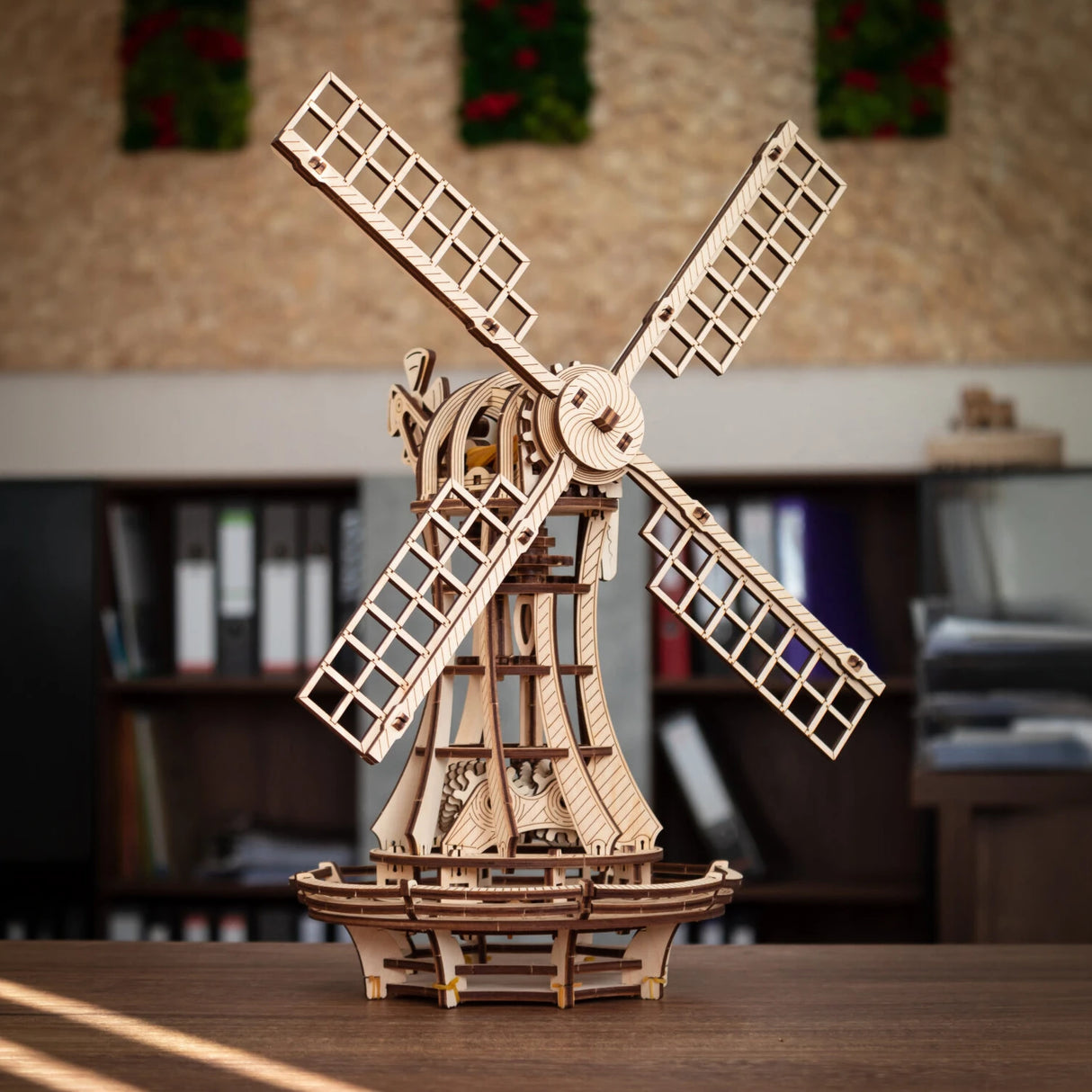 Hölzernes Windmühlenmodell auf einem Tisch