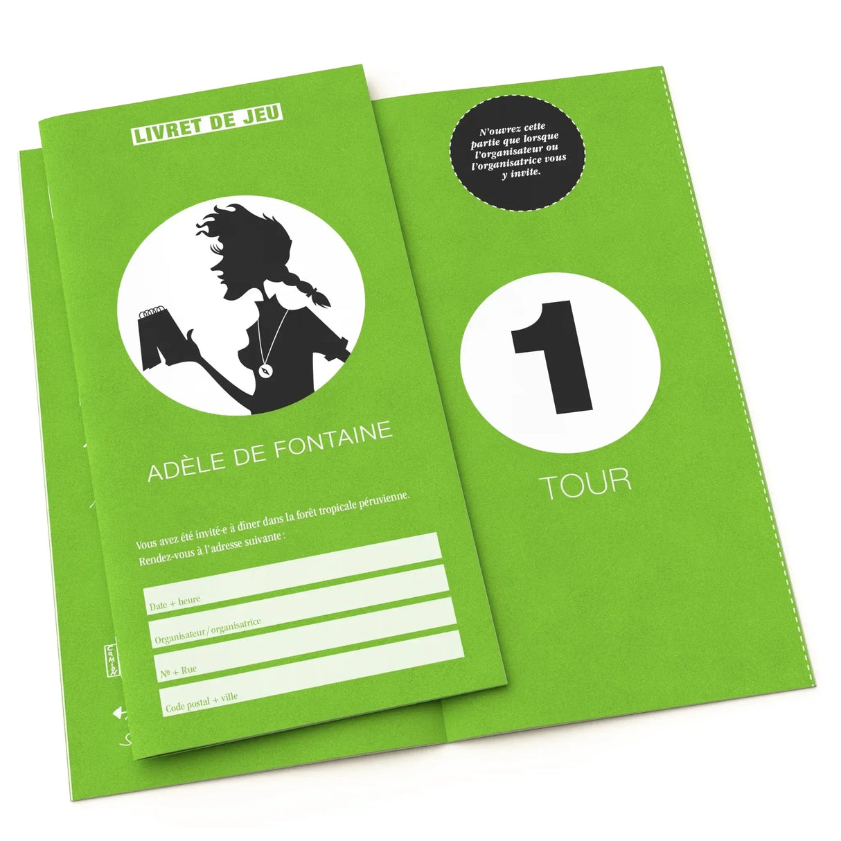 Zwei grüne Spielhefte mit schwarzer Silhouette einer Frau und der Zahl 1