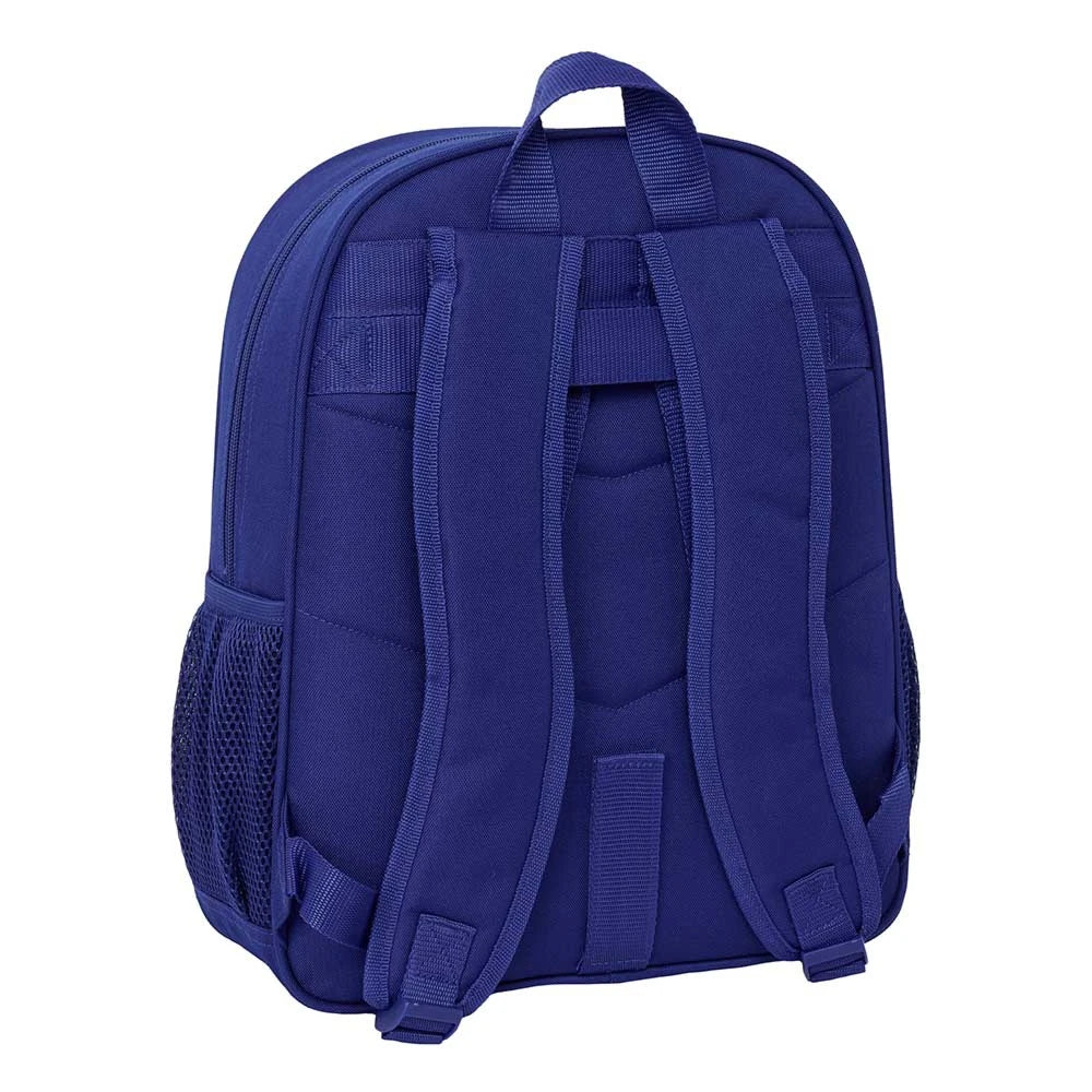 Rückseite eines marineblauen Rucksacks mit gepolsterten Trägern und Netzseitentaschen