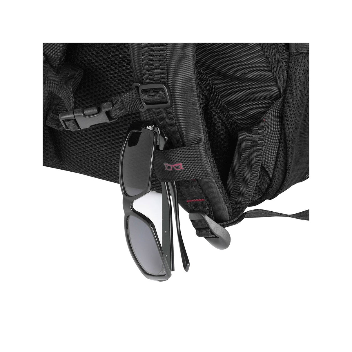 Sonnenbrille an einem schwarzen Rucksackgurt befestigt
