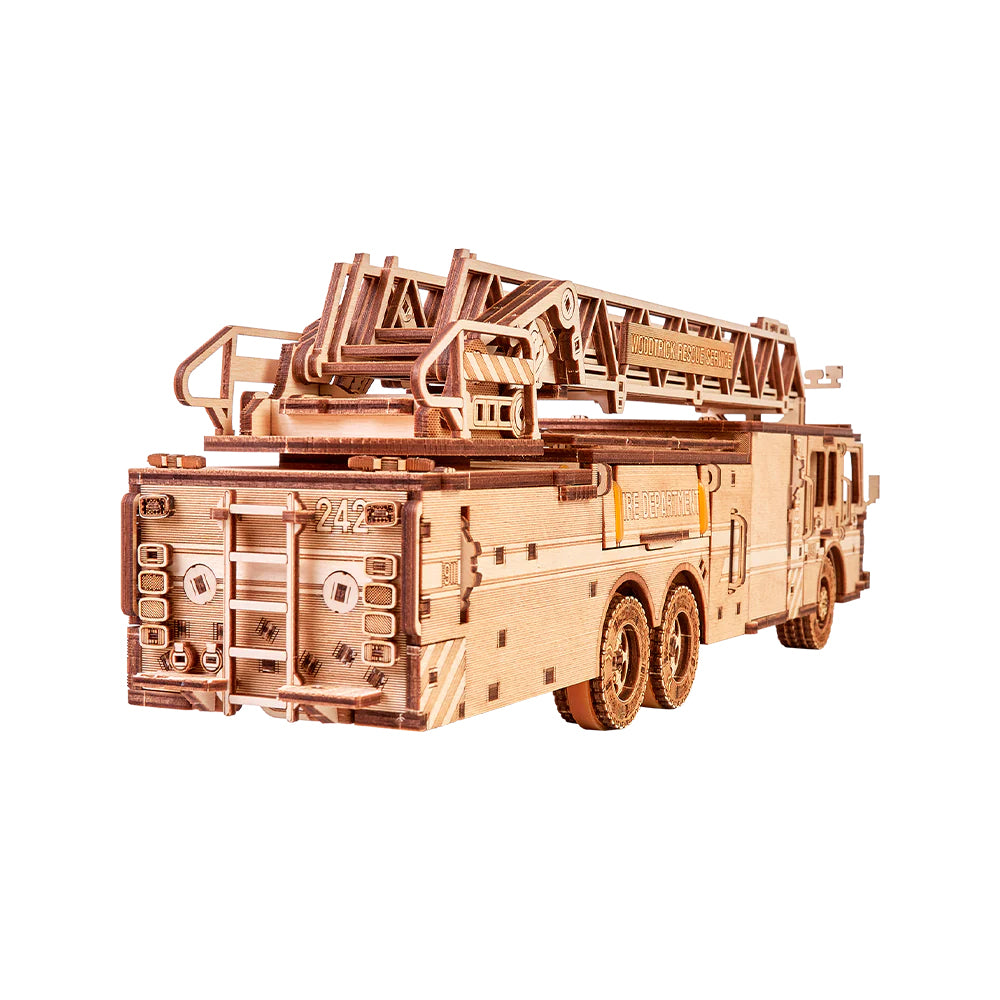 Modell eines Feuerwehrautos aus Holz mit ausfahrbarer Leiter