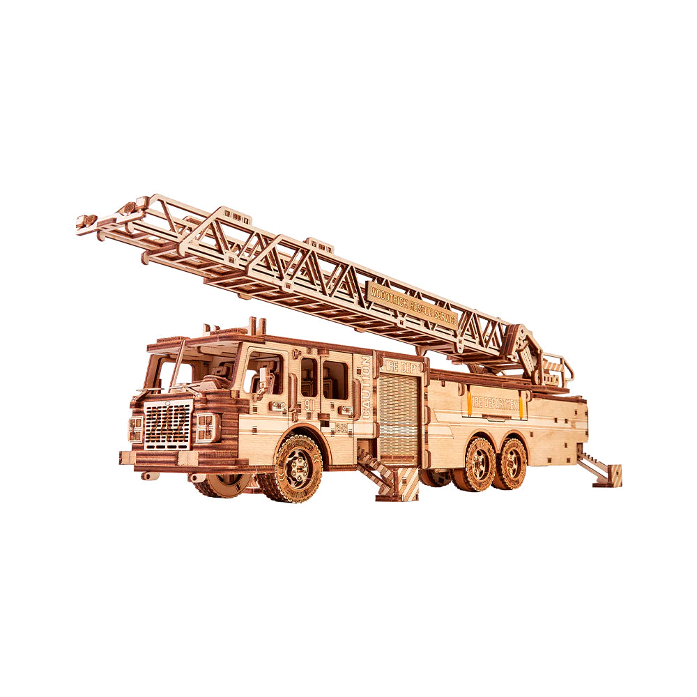 Modell eines Feuerwehrwagens aus Holz mit ausfahrbarer Leiter