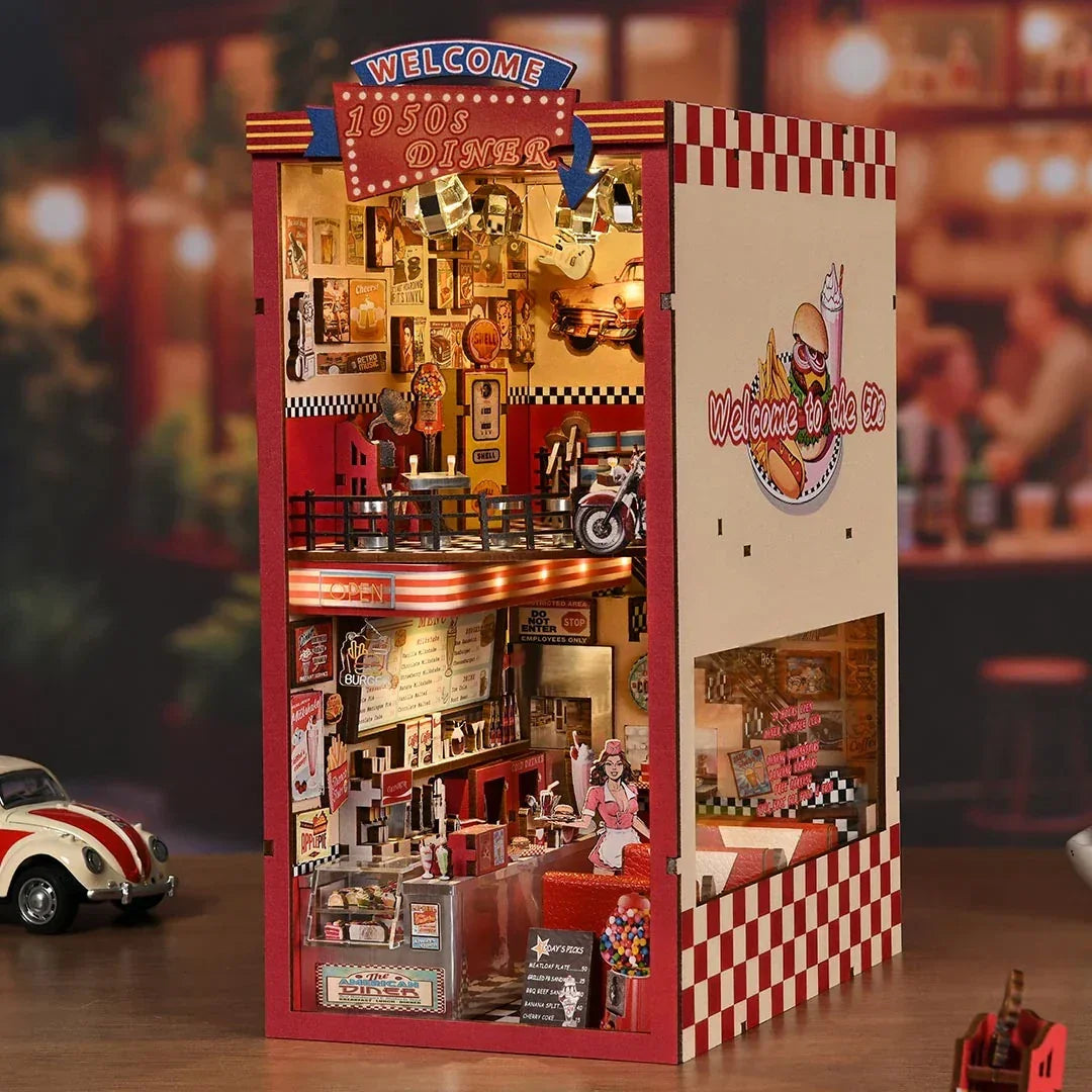 Miniatur-Diorama eines 1950er-Jahre-Diners mit zwei Etagen, beleuchteten Schildern und kleinen Möbeln