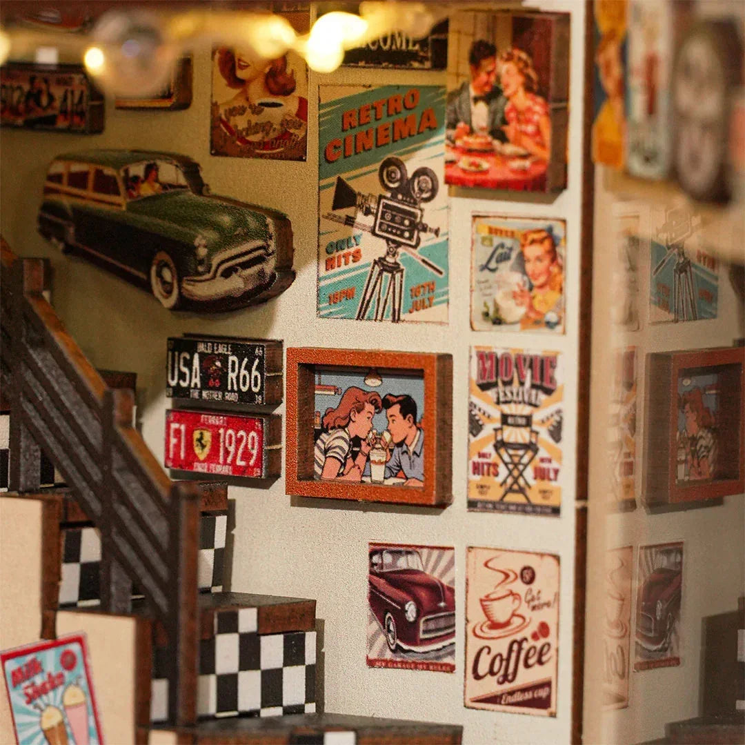 Wanddekoration im Retro-Stil mit Postern, Nummernschildern und einem gerahmten Bild eines Paares
