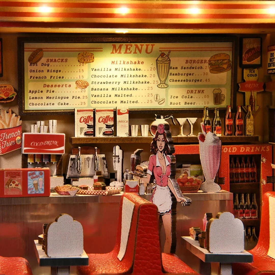 Miniatur-Diner-Szene mit Speisekarte, Theke und roten Sitzen