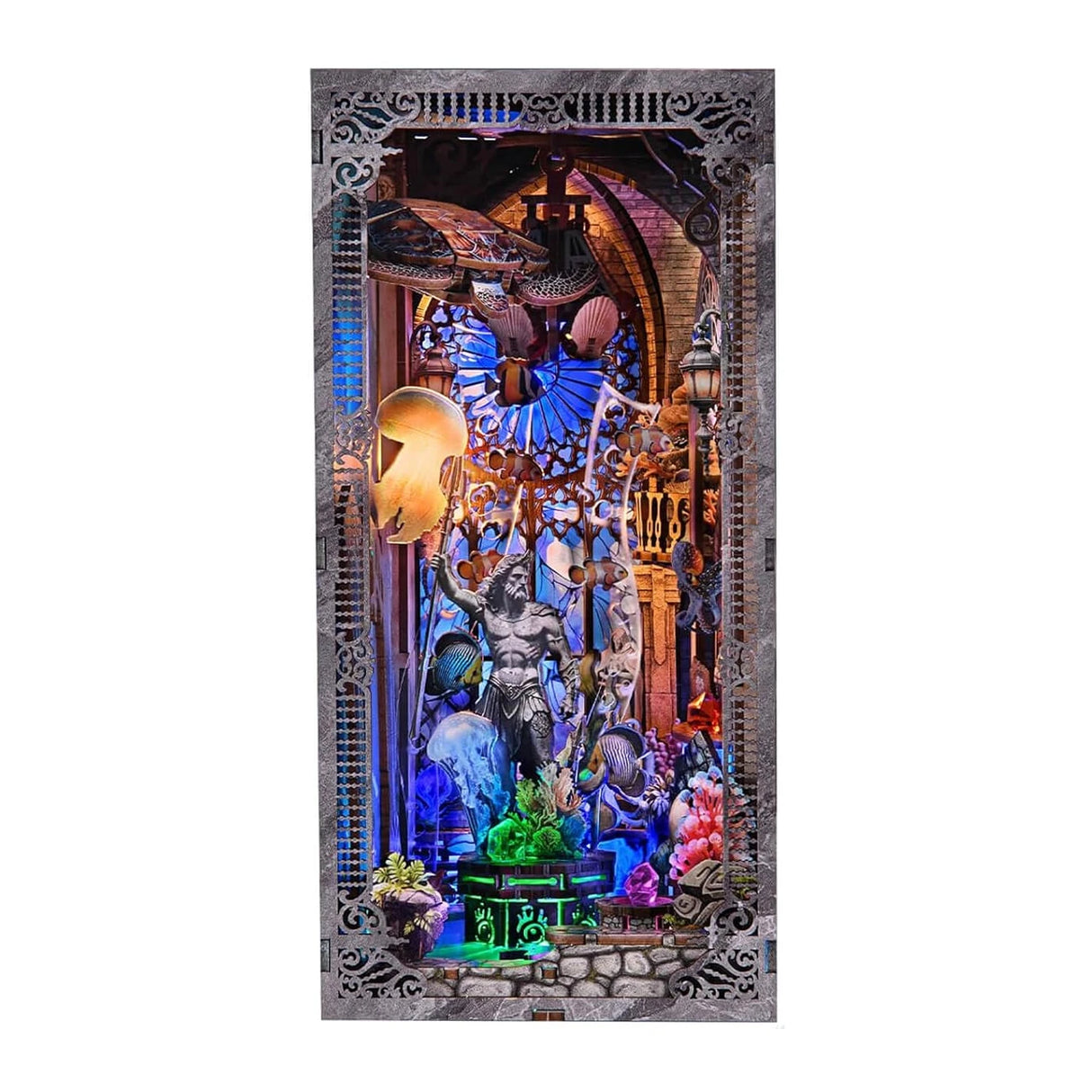 Diorama mit Neptunstatue, Meerestieren und Korallen in einem verzierten Rahmen