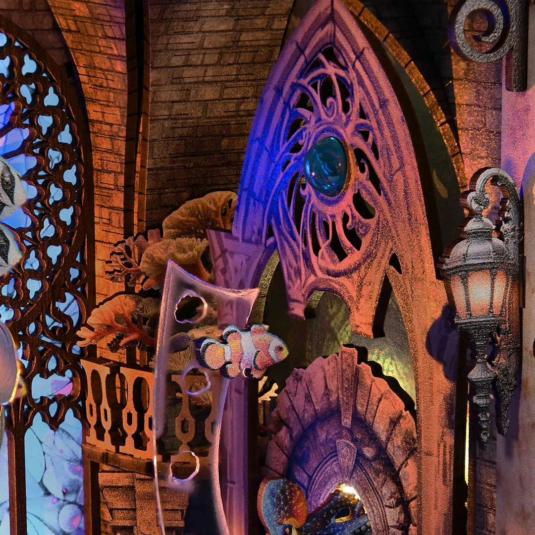 Detail einer Unterwasser-Szene mit Korallen, einem Clownfisch und gotischen Architekturelementen