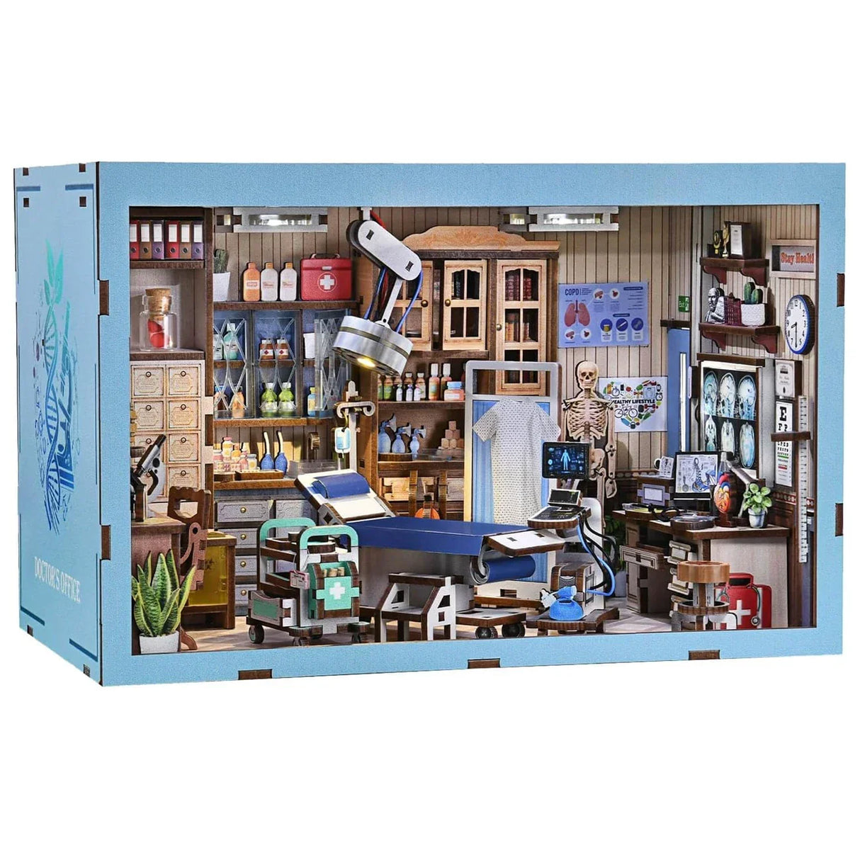 Miniatur-Arztpraxis-Diorama mit Untersuchungsliege, Skelettmodell und medizinischen Geräten