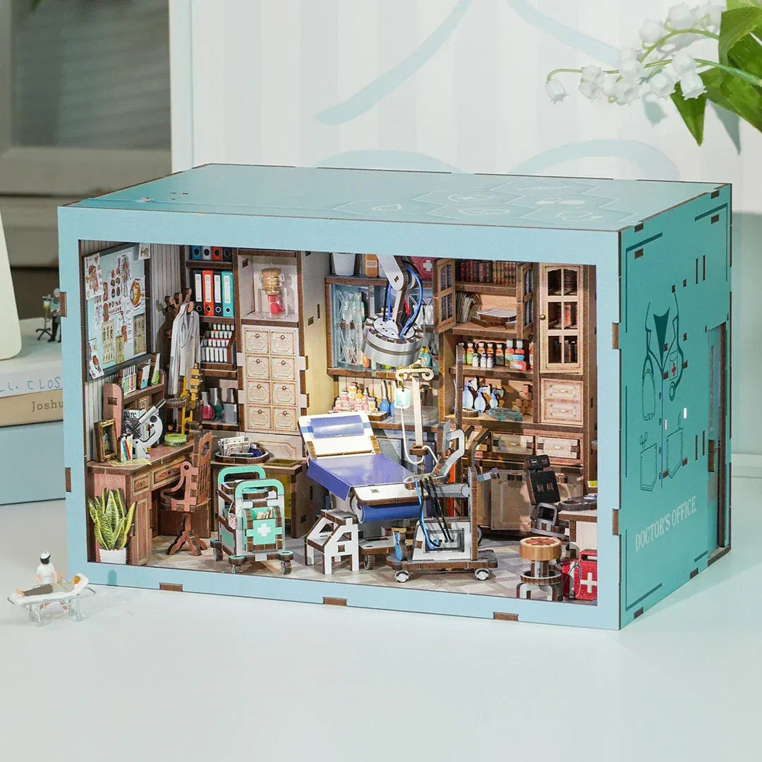 Miniatur-Arztpraxis mit Untersuchungsbett, Schreibtisch, Bücherregalen und medizinischen Geräten