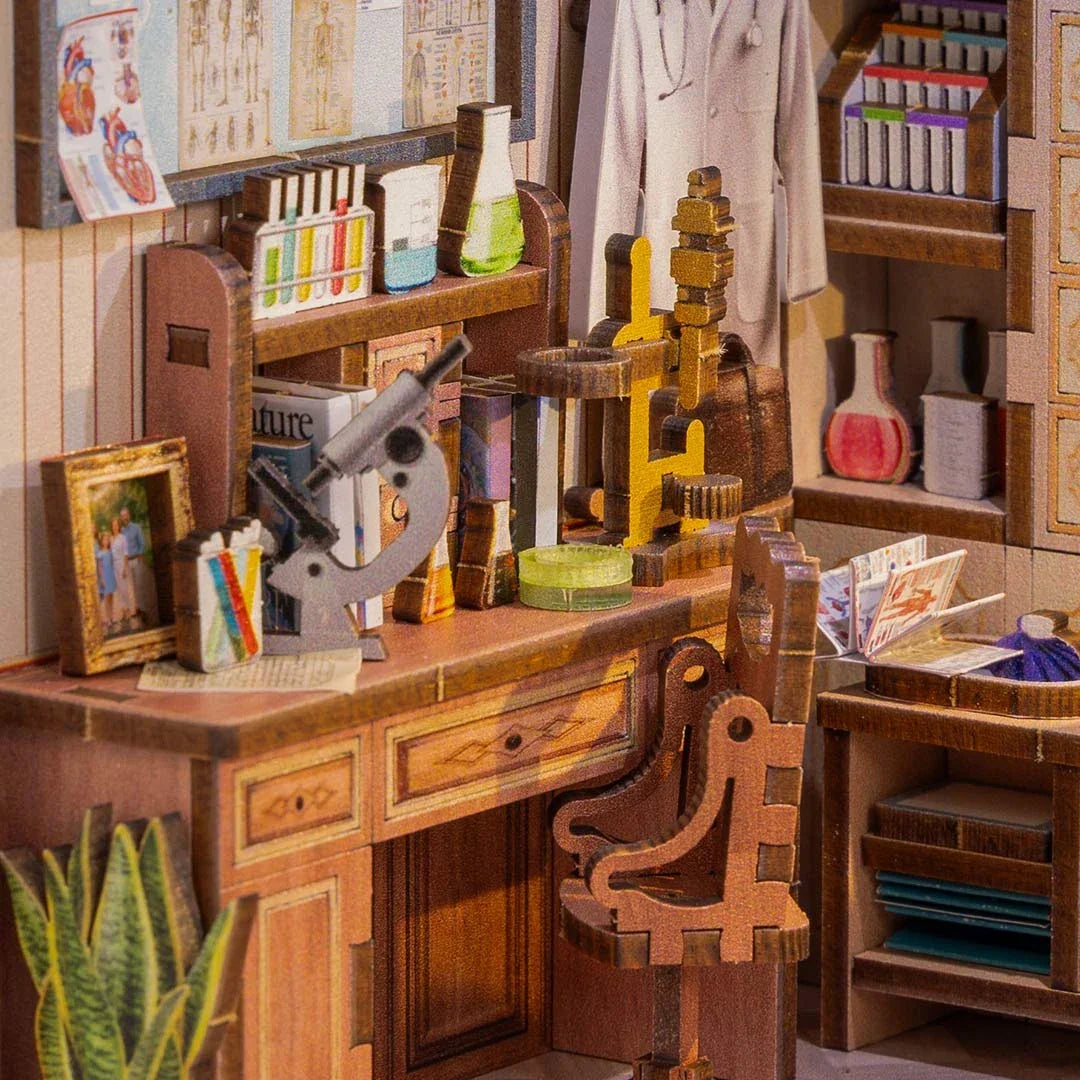 Miniatur-Labor mit Mikroskop, Reagenzgläsern, Kolben und einem Schreibtisch mit Stuhl