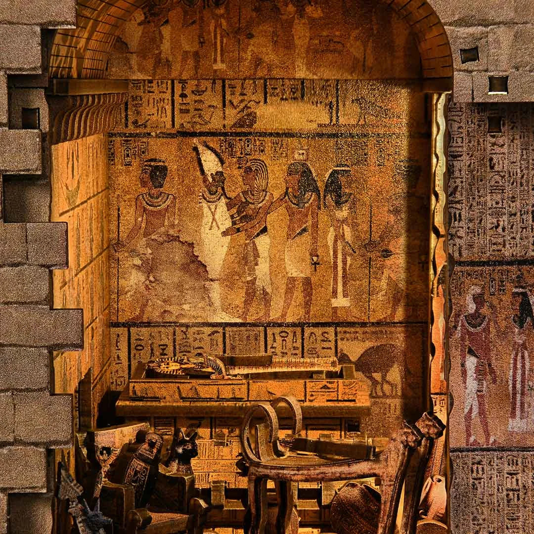 Ägyptische Grabkammer mit Hieroglyphen und Artefakten