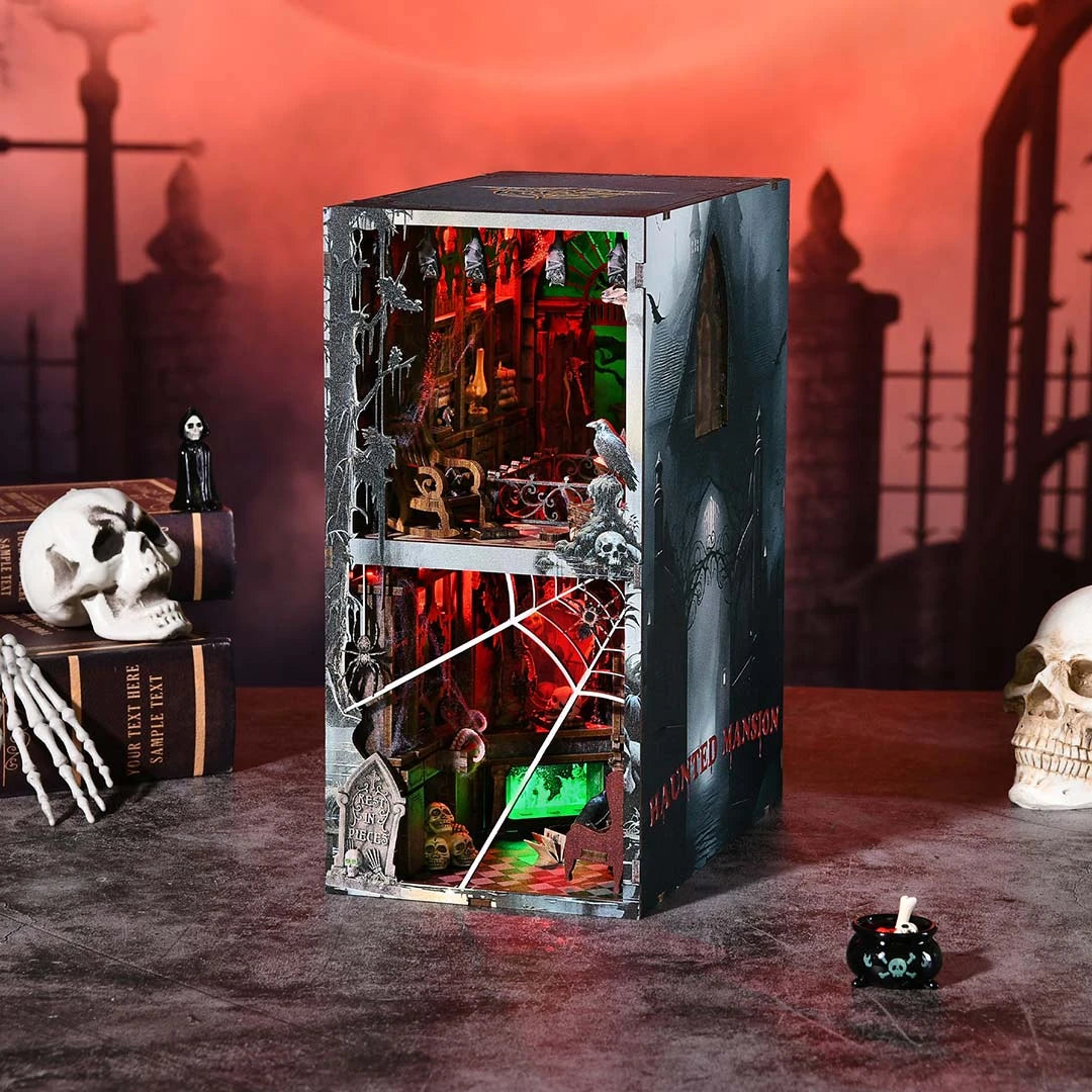Gruseliges Bücherregal-Einsatz-Diorama mit Spinnennetz, Fledermäusen und Raben
