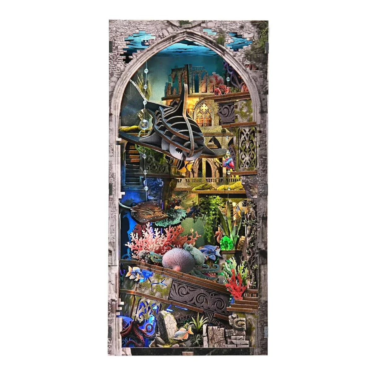 Ein 3D-Modell eines Unterwasser-Dioramas mit einem Haifisch, Korallen und Fischen in einem Bogenfenster