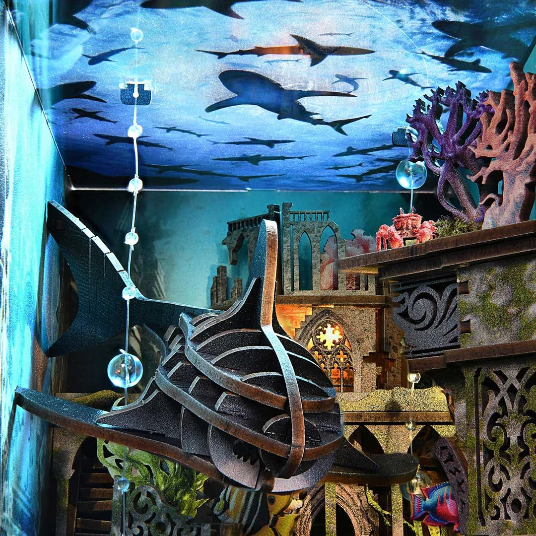 Ein Unterwasser-Diorama mit Haien, Korallen und versunkenen Ruinen