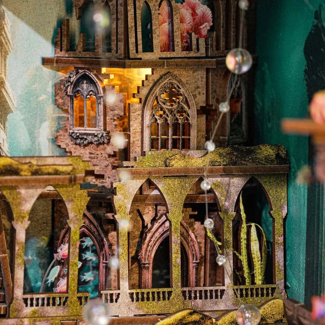 Miniatur-Puppenhaus im gotischen Stil mit beleuchteten Fenstern und Bögen