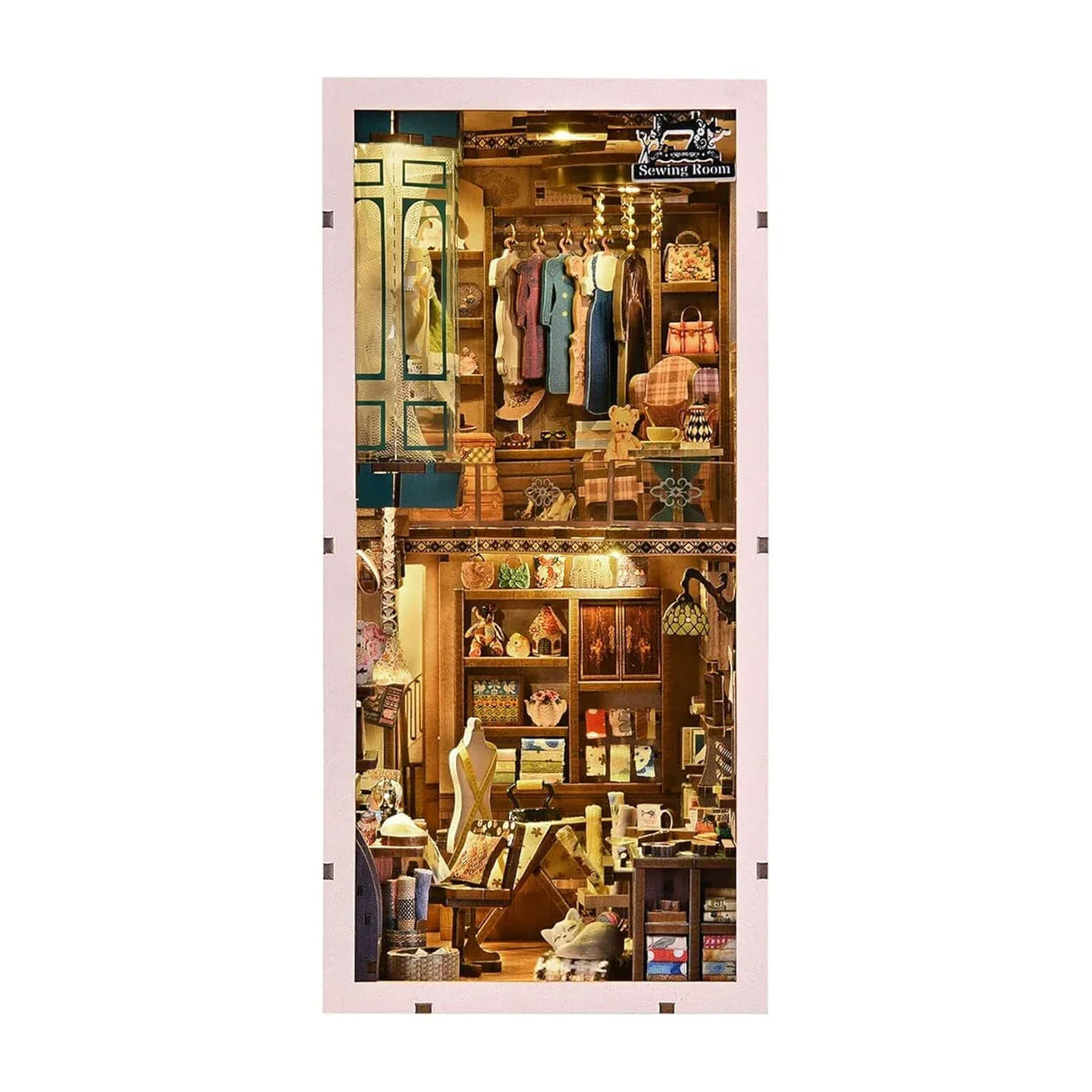 Miniatur-Nähzimmer mit Kleidern, Taschen, Nähmaschine und Katze