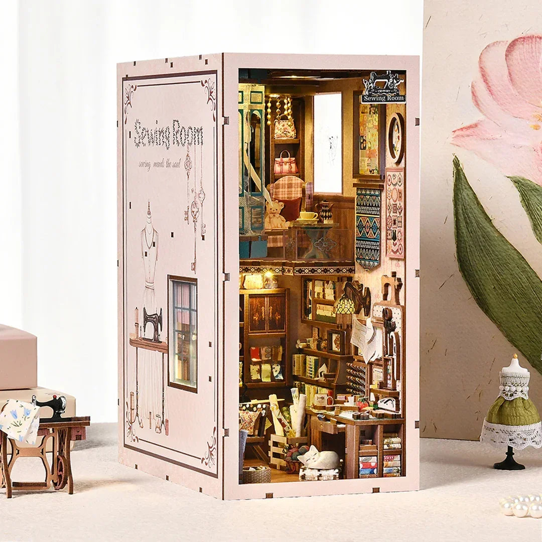 Miniatur-Nähzimmer-Diorama mit Nähmaschine, Stoffen und Möbeln