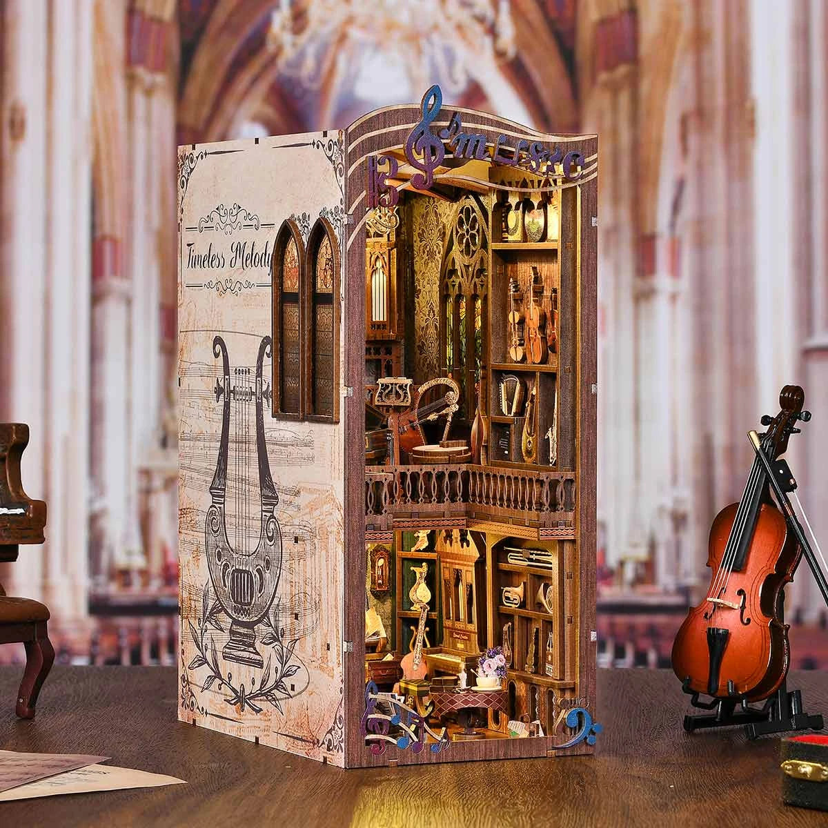 Bücherregal-Einsatz mit Musikzimmer-Diorama und Miniatur-Musikinstrumenten