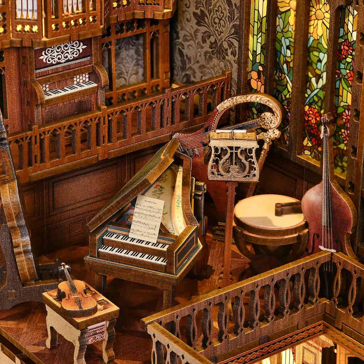 Miniatur-Holzmodell eines Musikzimmers mit Orgel, Cembalo, Violine, Kontrabass und Buntglasfenstern