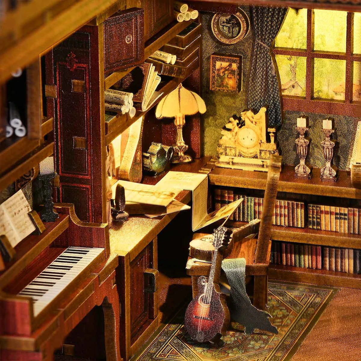 Miniatur-Arbeitszimmer mit Klavier, Gitarre, Bücherregalen, Schreibtischlampe und Fenster