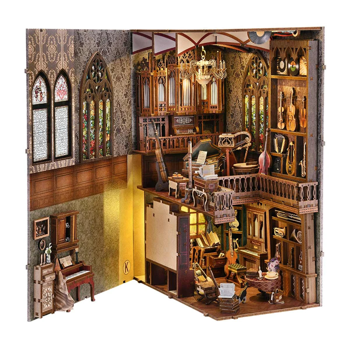 Miniatur-Diorama eines Musikzimmers mit Orgel, Buntglasfenstern und verschiedenen Instrumenten