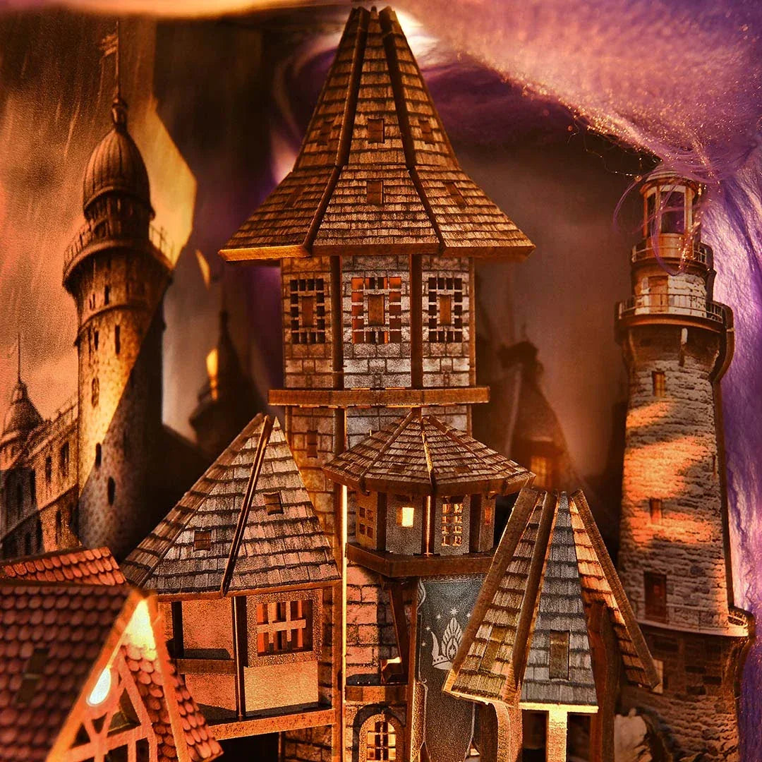 Miniatur-Holzmodell eines Dorfes mit Türmen und einem Leuchtturm bei Sonnenuntergang
