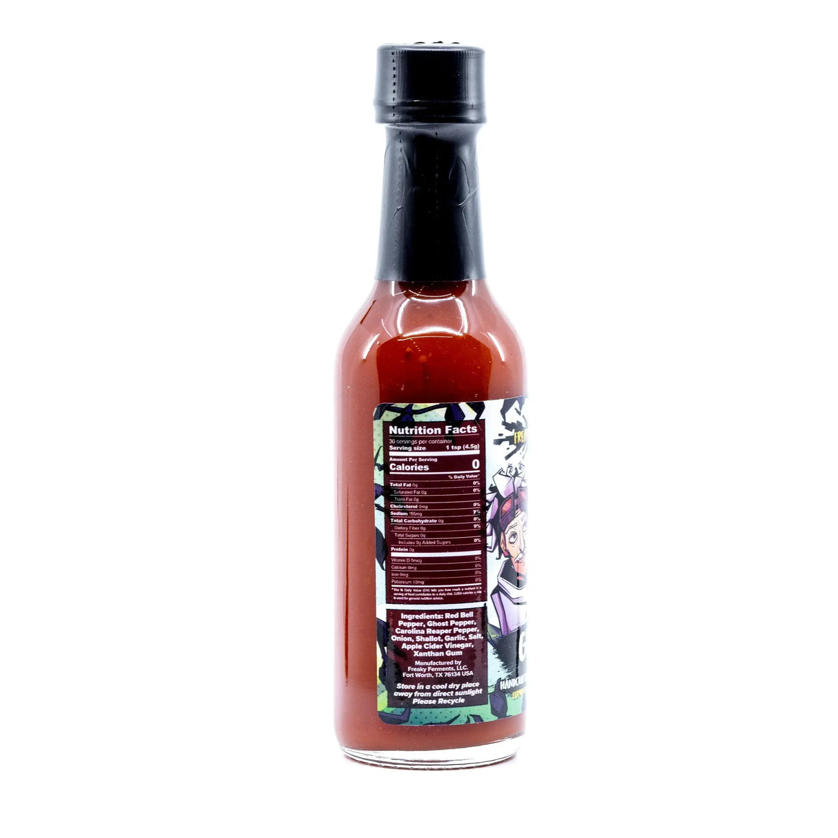 Rote Flasche scharfer Soße mit schwarzem Deckel und Nährwertangaben auf weißem Hintergrund