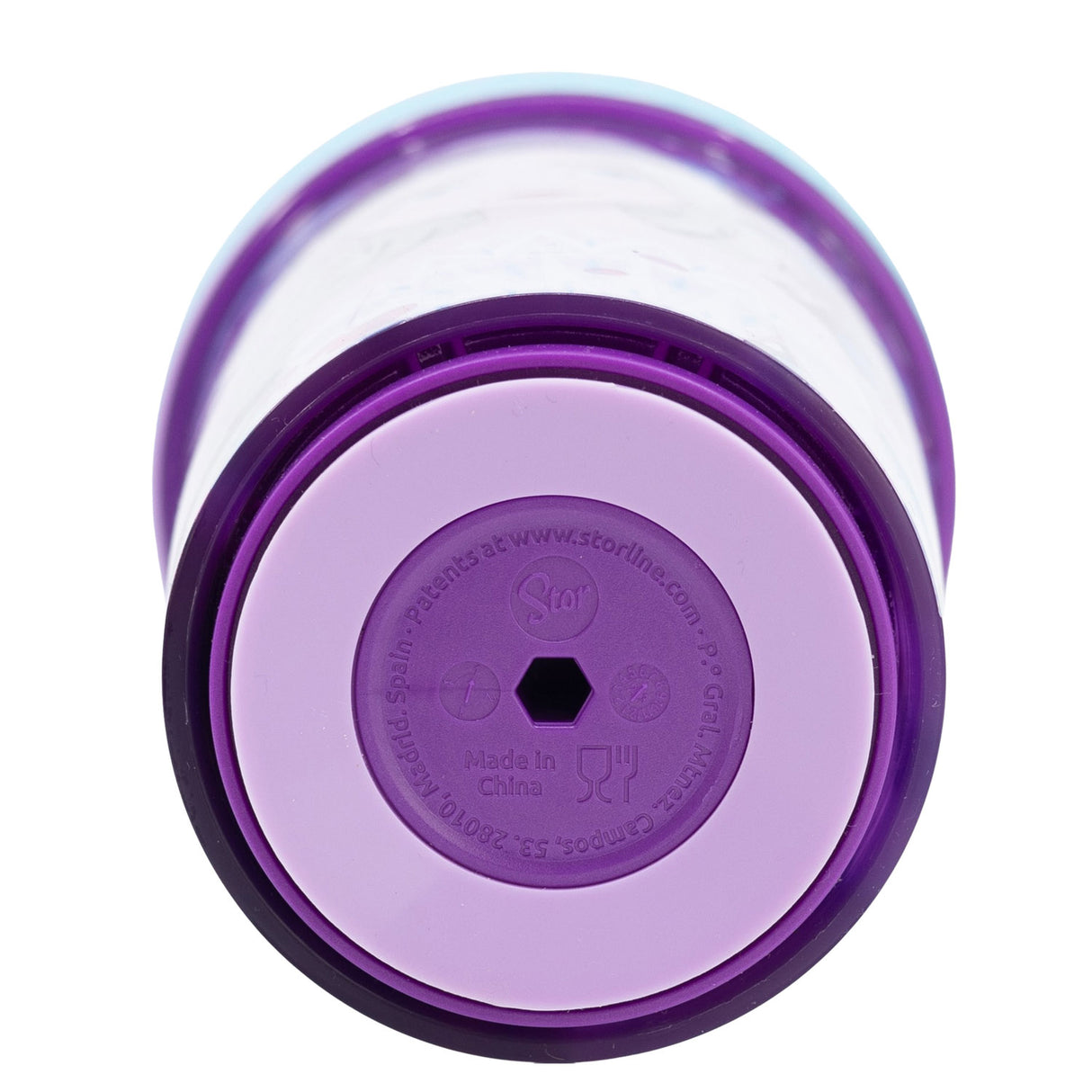 Unterseite eines violetten Kunststoffbechers mit Herstellerinformationen und Symbolen