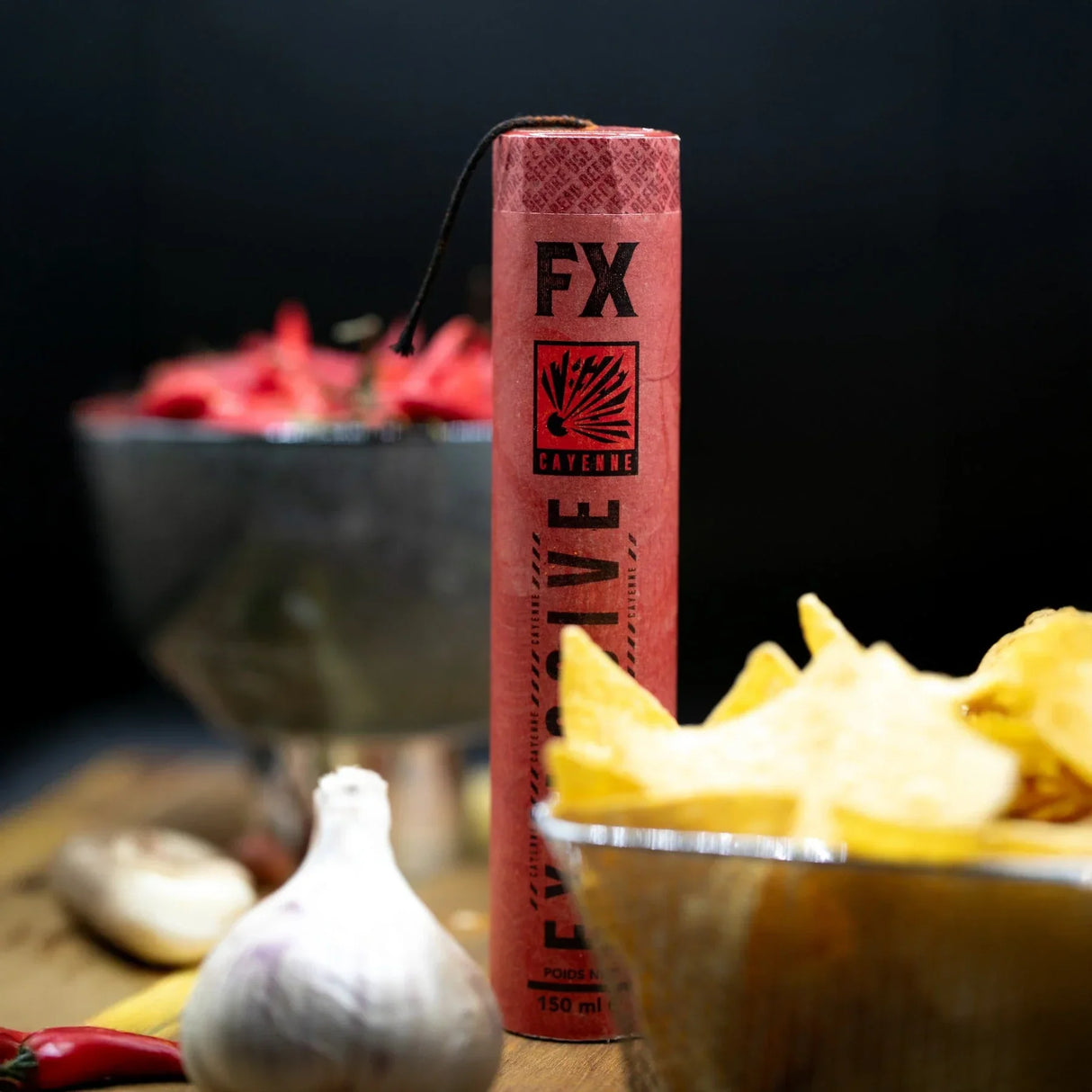 Rote FX Cayenne-Flasche mit Knoblauch, Chilischoten und Tortilla-Chips