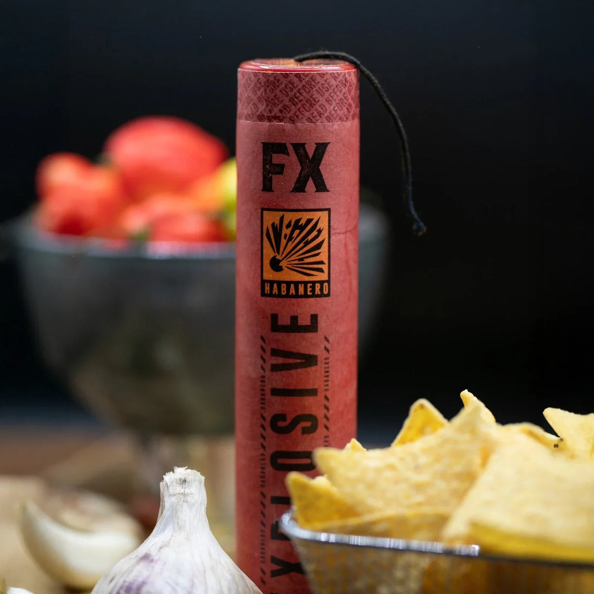 Rote FX Explosive Habanero-Flasche mit Knoblauch und Nachos