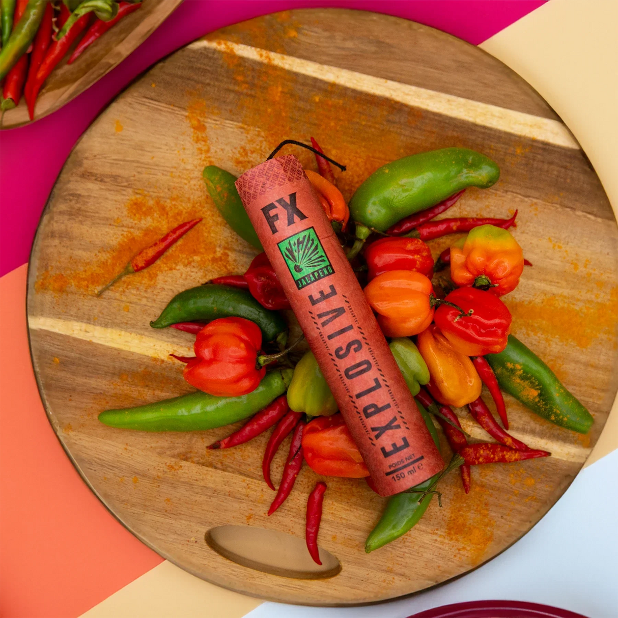 FX Explosive Jalapeno Produkt auf Holzbrett mit verschiedenen Chilisorten