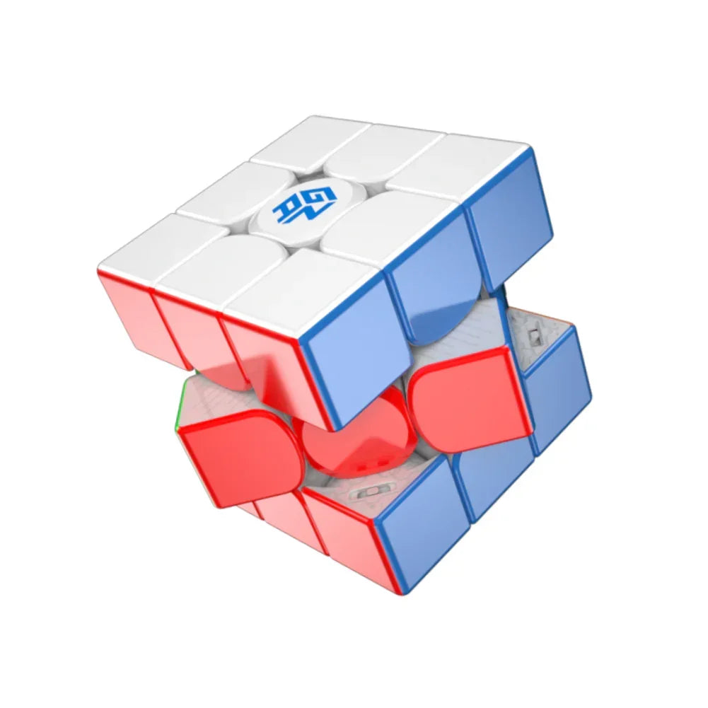 Ein 3x3 Zauberwürfel mit weißen, roten und blauen Seiten, leicht verdreht