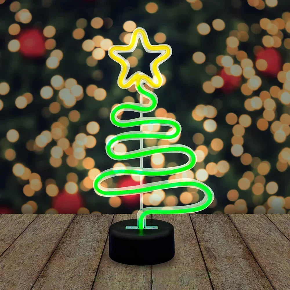 Neon-Weihnachtsbaum mit gelbem Stern auf Holztisch, Lichterkette im Hintergrund
