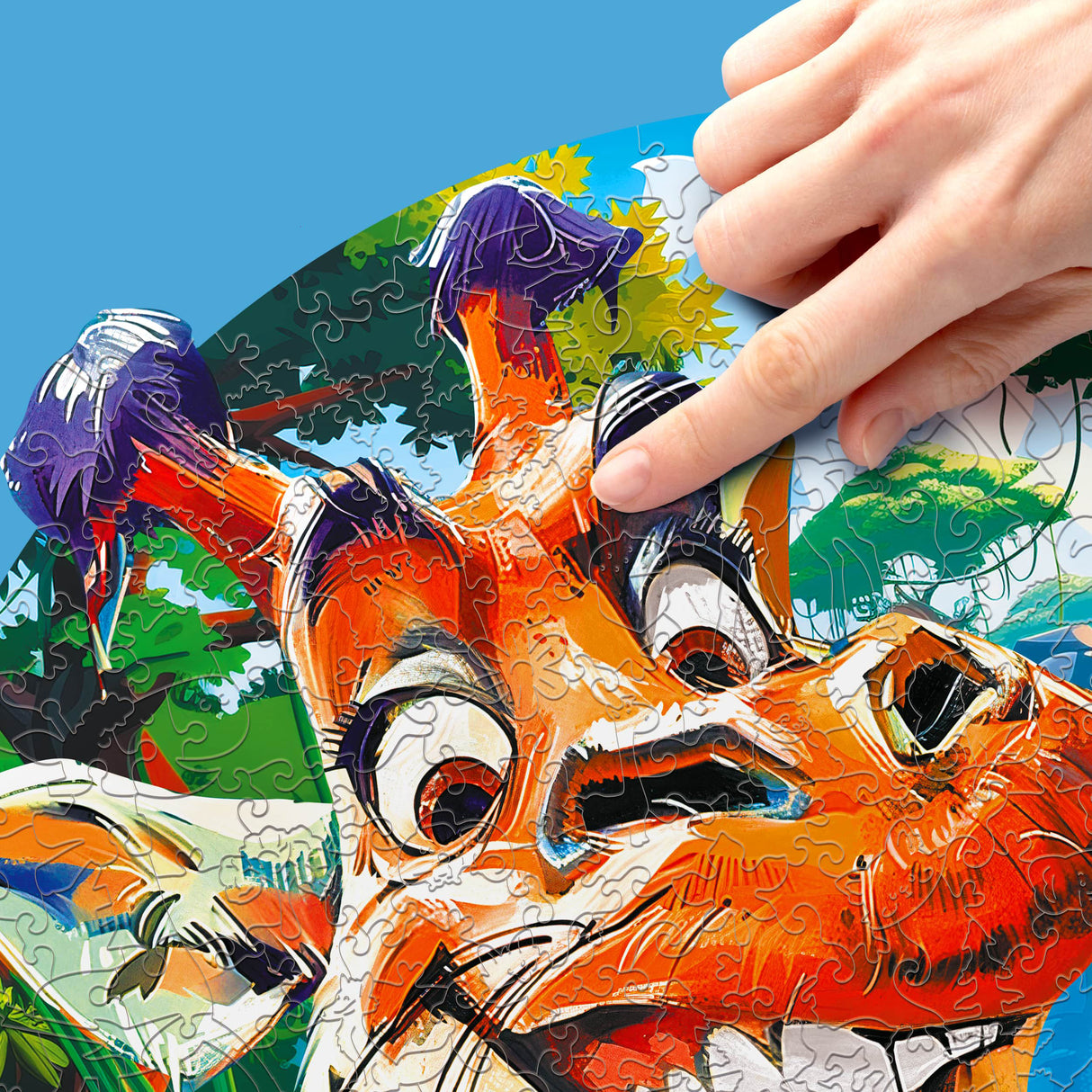 Hand setzt Puzzleteil in ein Giraffenpuzzle ein