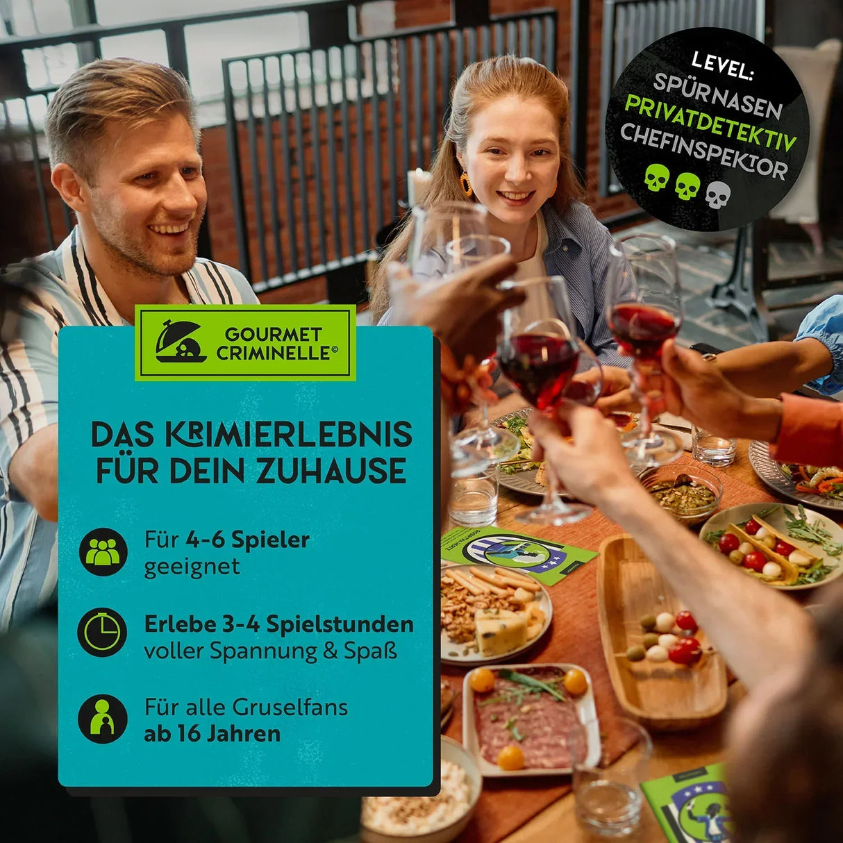 Gruppe beim Abendessen mit Weingläsern und Gourmet Criminelle Spielmaterial auf dem Tisch