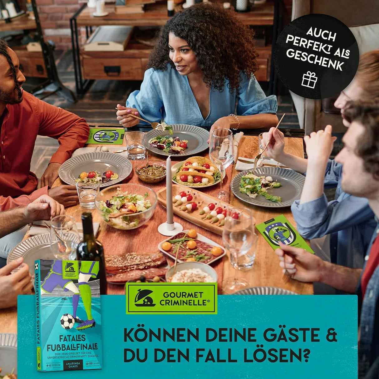 Gruppe von Menschen beim Abendessen mit dem Krimispiel Fatales Fußballfinale auf dem Tisch