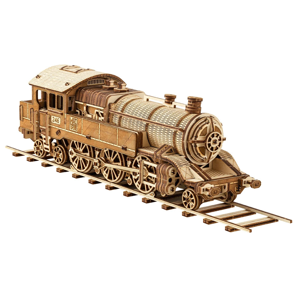 Erhöhte Frontansicht des Eco Wood Art 3D-Holzpuzzles Grand Traveler 246, die das detaillierte Führerhausdach und den Kessel der mechanischen Holz-Dampflok auf Schienen zeigt.