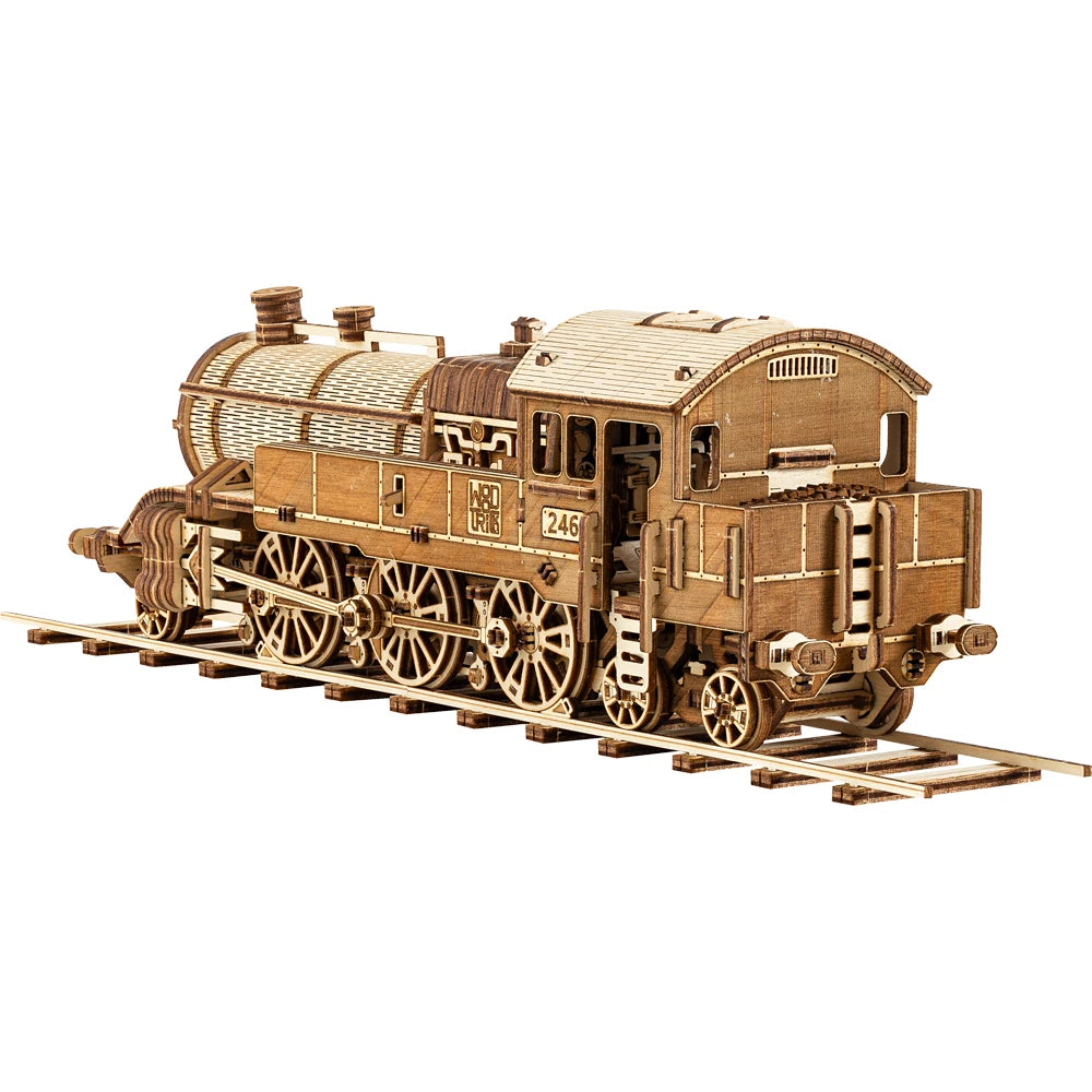 Rückwärtige Dreiviertelansicht des mechanischen Holzmodells Grand Traveler 246 von Eco Wood Art mit Fokus auf das offene Führerhaus und die Rückseite der Dampflokomotive.