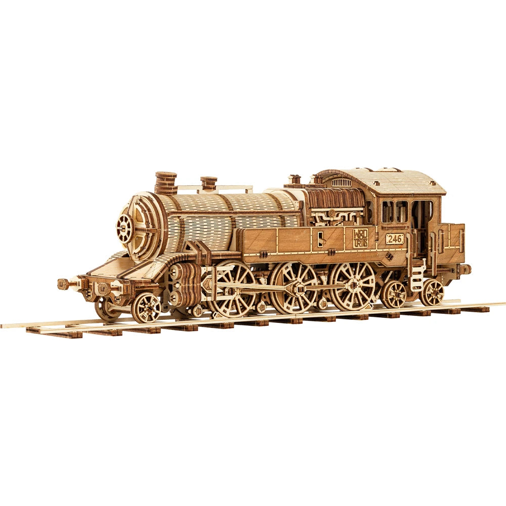 Vordere Dreiviertelansicht des fertig montierten Eco Wood Art 3D Holzbausatzes Grand Traveler 246 auf Gleisen mit Sicht auf die Kesselfront und die filigranen Holzräder.