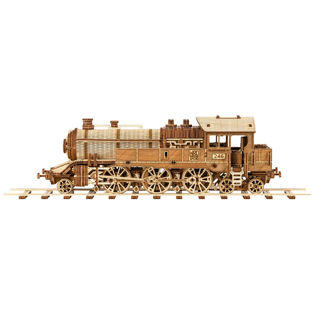 Detaillierte Seitenansicht des mechanischen Holz-Modellbausatzes Grand Traveler 246 von Eco Wood Art (EWA), die alle Antriebsräder und das Gestänge der Dampflok zeigt.