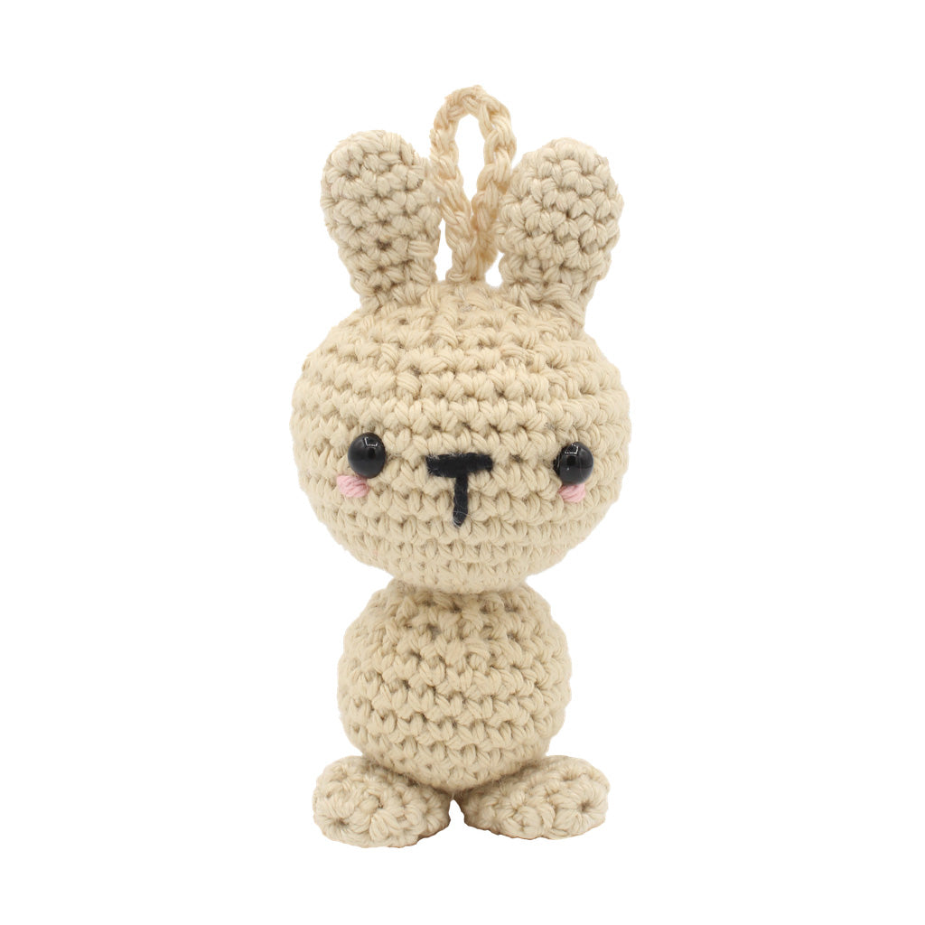 Gehäkelter Hase in Beige mit schwarzen Augen und Nase