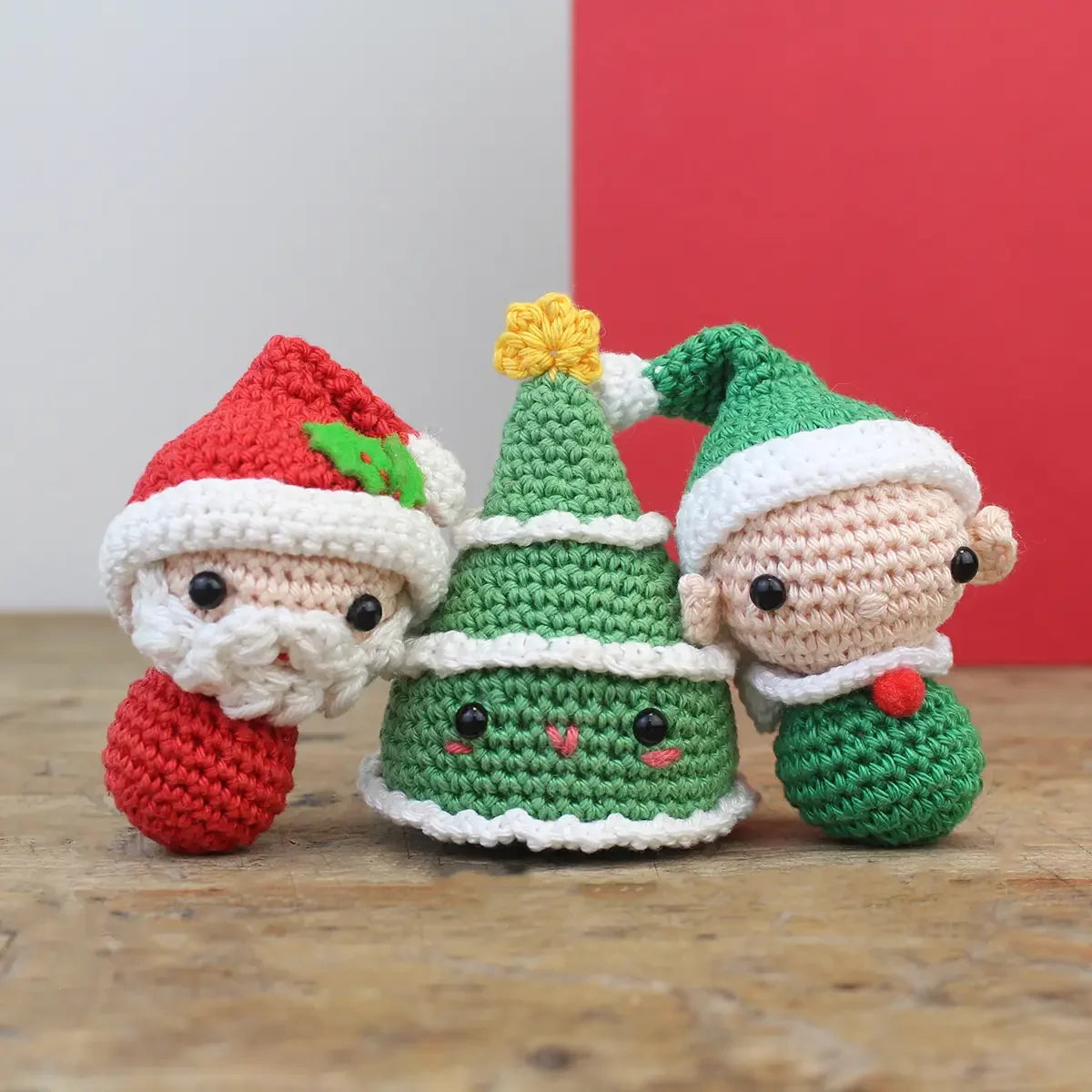 Drei gehäkelte Weihnachtsfiguren bestehend aus Weihnachtsmann Weihnachtsbaum und Elf