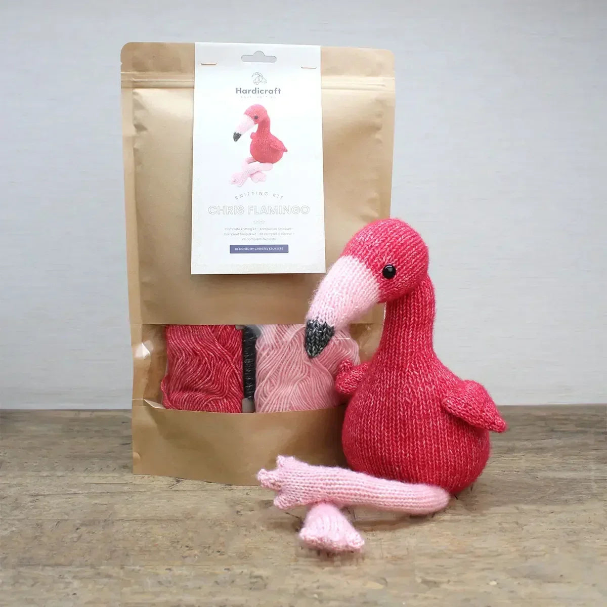 Strickset für einen Flamingo aus rosa und pinker Wolle mit Hardicraft Verpackung