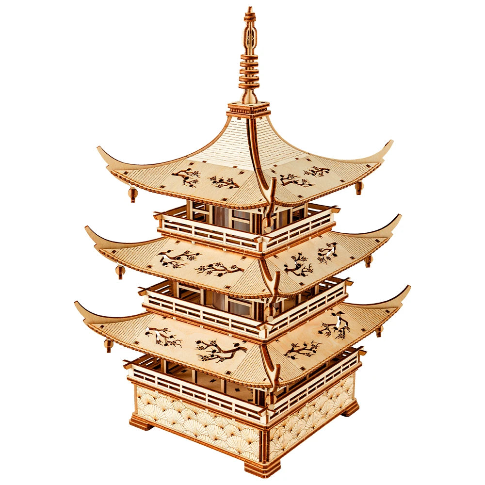 Holzmodell einer japanischen Pagode mit vier Dächern und filigranen Verzierungen