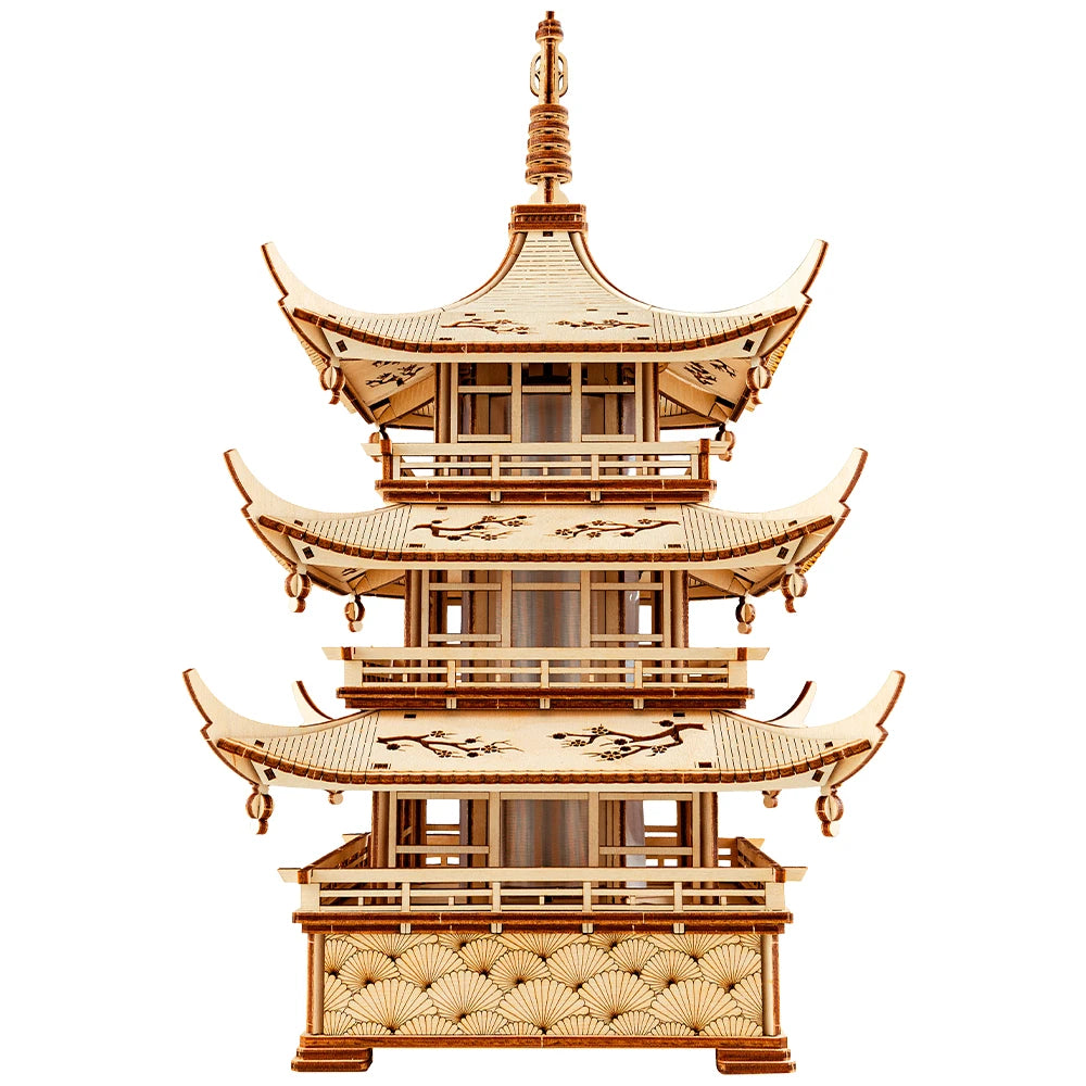 Holzmodell eines japanischen Pagodenturms mit drei Dachebenen und filigranen Details