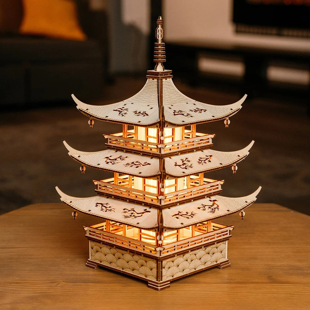 Beleuchtetes Holzmodell einer japanischen Pagode mit vier Dächern und Verzierungen