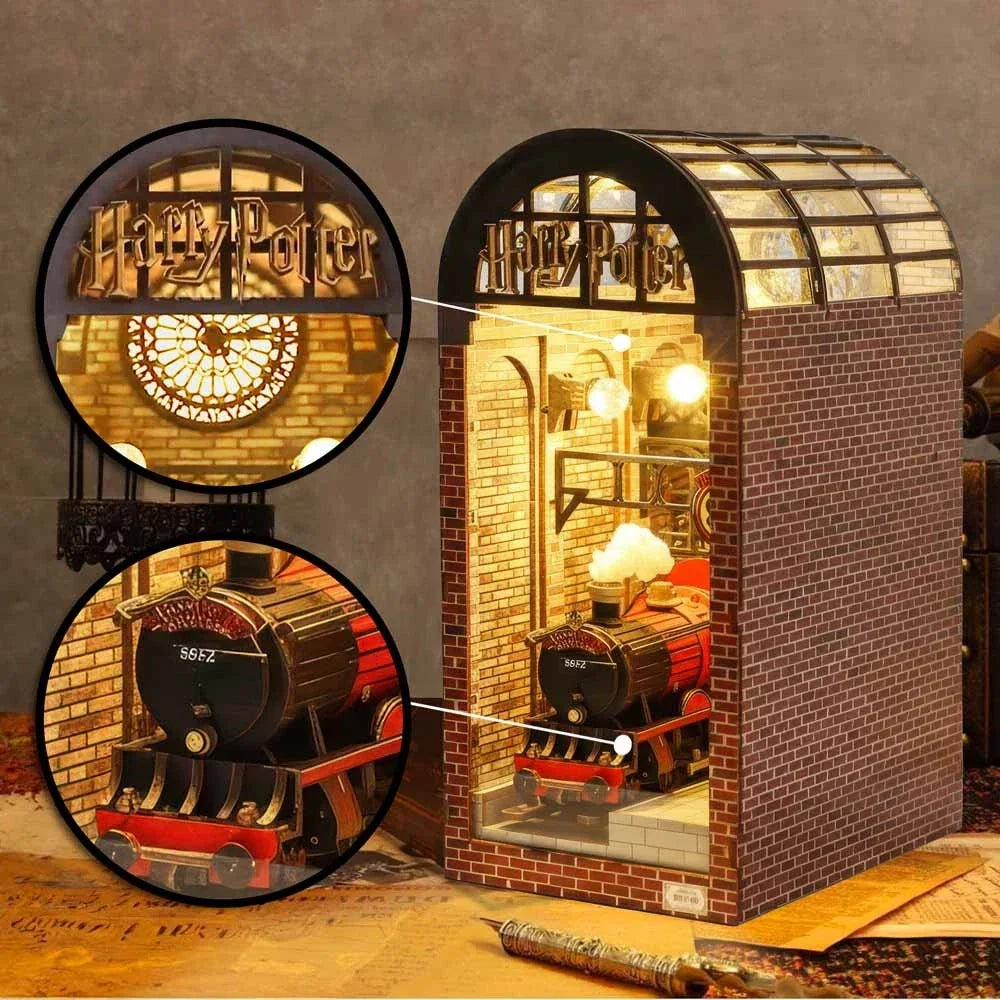 Harry Potter Book Nook Gleis 9¾ mit Detailaufnahmen von Harry-Potter-Schriftzug und Hogwarts-Express-Lokomotive Nr. 5972