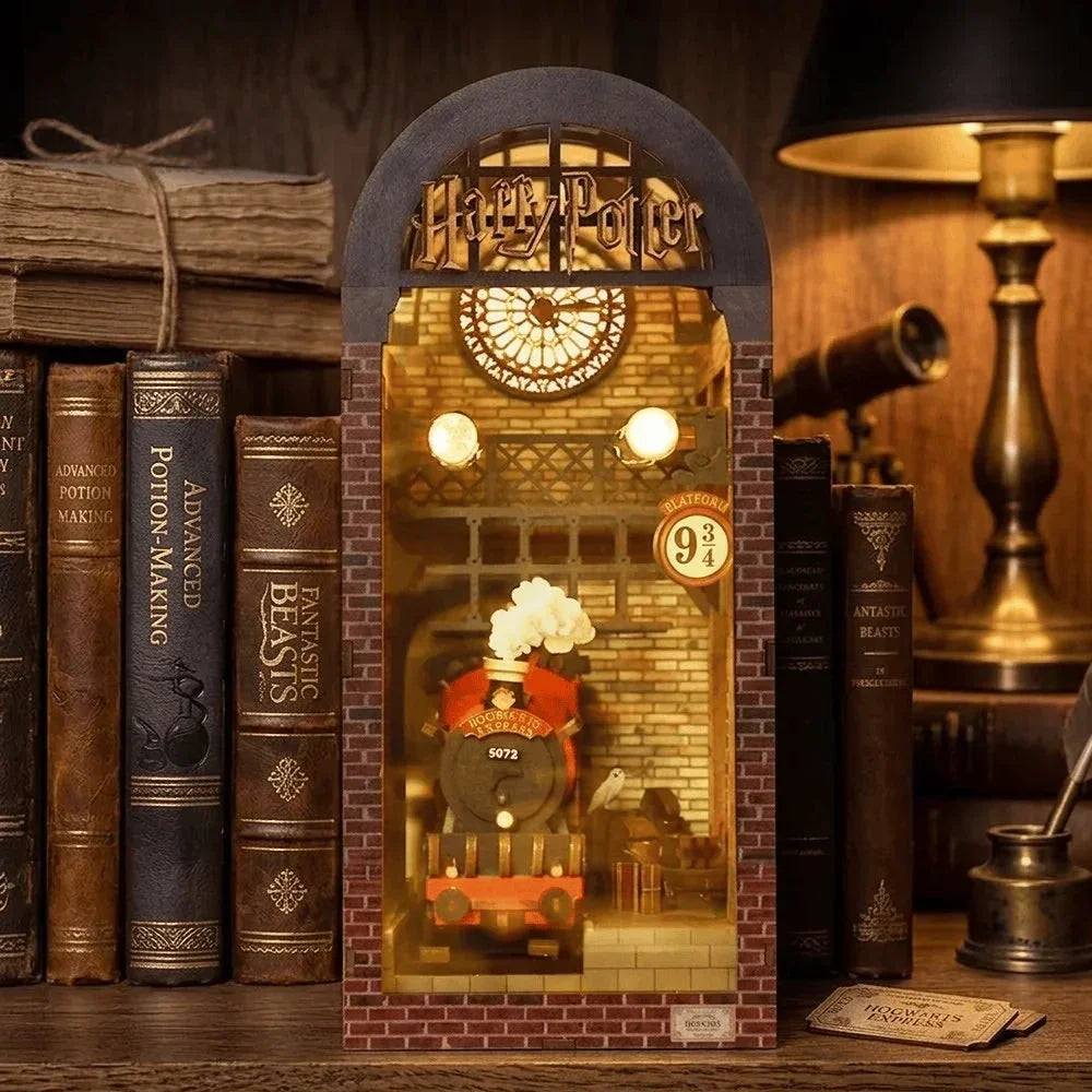 Harry Potter Book Nook Gleis 9¾ beleuchtet im Bücherregal mit Hogwarts Express, Eule Hedwig und Plattform-9¾-Schild